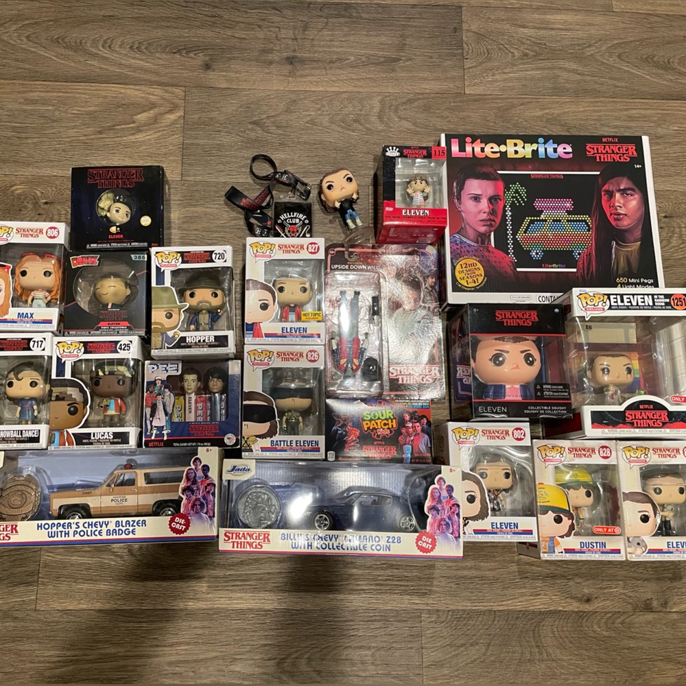 stranger things funkos, collectibles and more! (CHECK DESCRIPTION)
